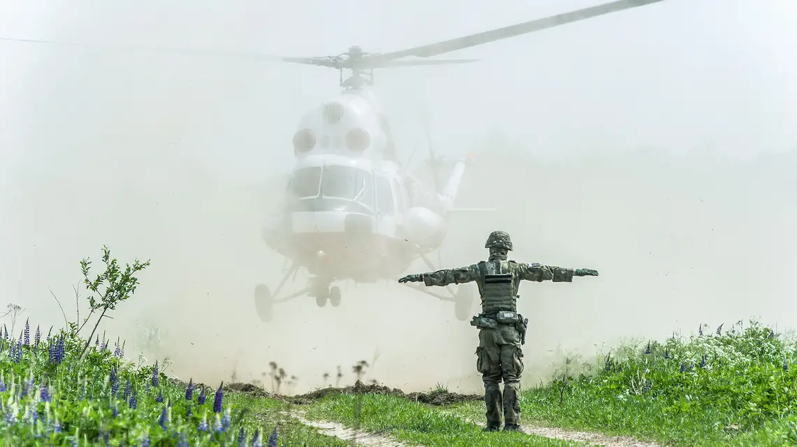 Ewakuacja rannego śmigłowcem Mi-2 podczas ćwiczeń 9. Braniewskiej Brygady Kawalerii Pancernej przed wyjazdem na 13. zmianę Polskiego Kontyngentu Wojskowego na Łotwie // Fot. Stanisław Bielski / REPORTER