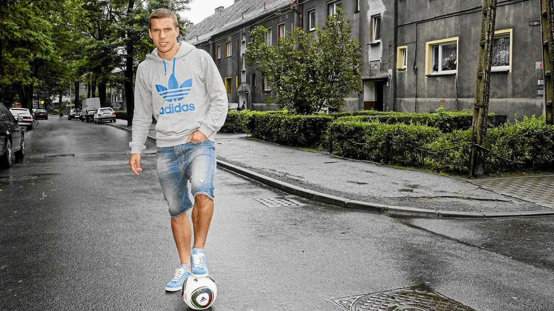 Lukas Podolski przed domem swojej babci w Gliwicach-Sośnicy. Lipiec 2010 r. / fot. Grzegorz Celejewski / Agencja Wyborcza.pl