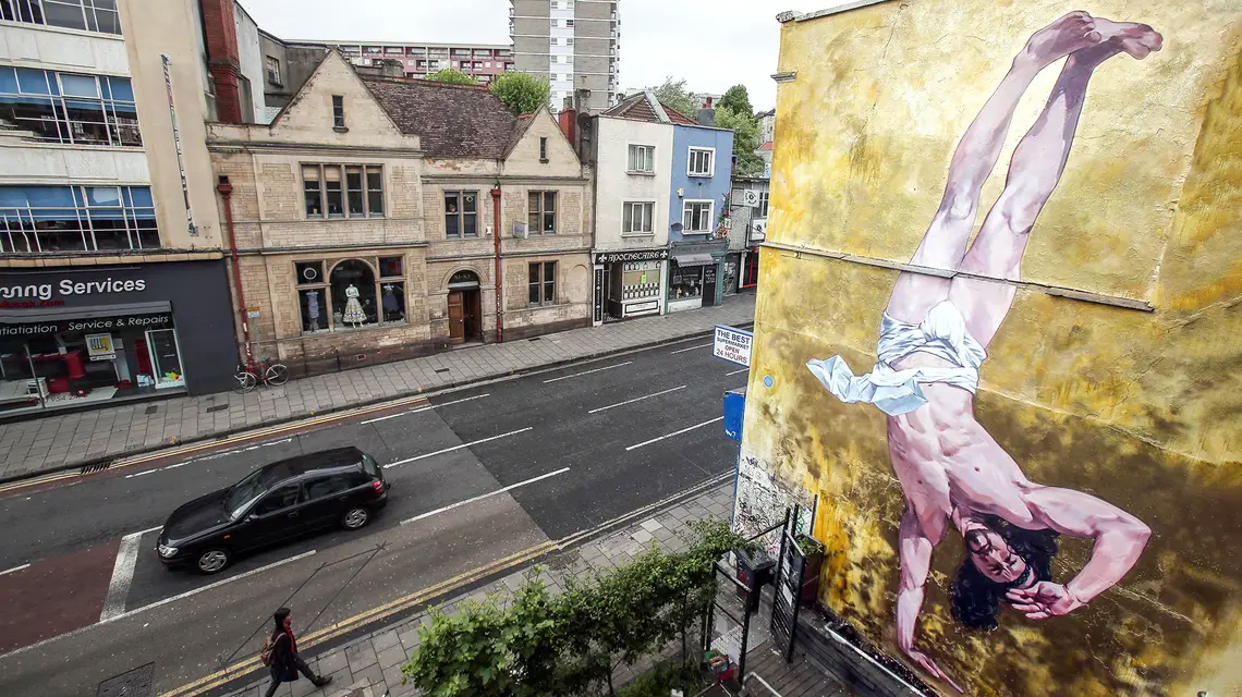 „Jezus tańczący breakdance” – mural Cosmy Sarsona w Bristolu, Anglia, czerwiec 2012 r. // Fot. Matt Cardy / Getty Images