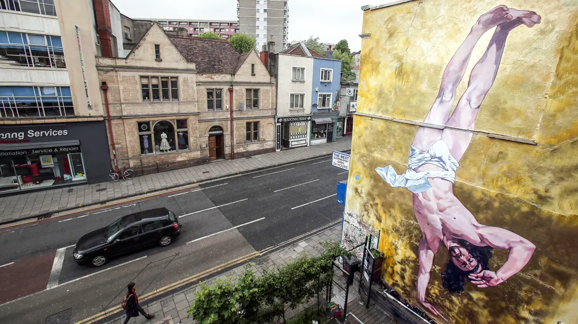 "Jezus tańczący breakdance" - mural Cosmy Sarsona w Bristol, Anglia, czerwiec 2012 r. // Fot. Matt Cardy / Getty Images