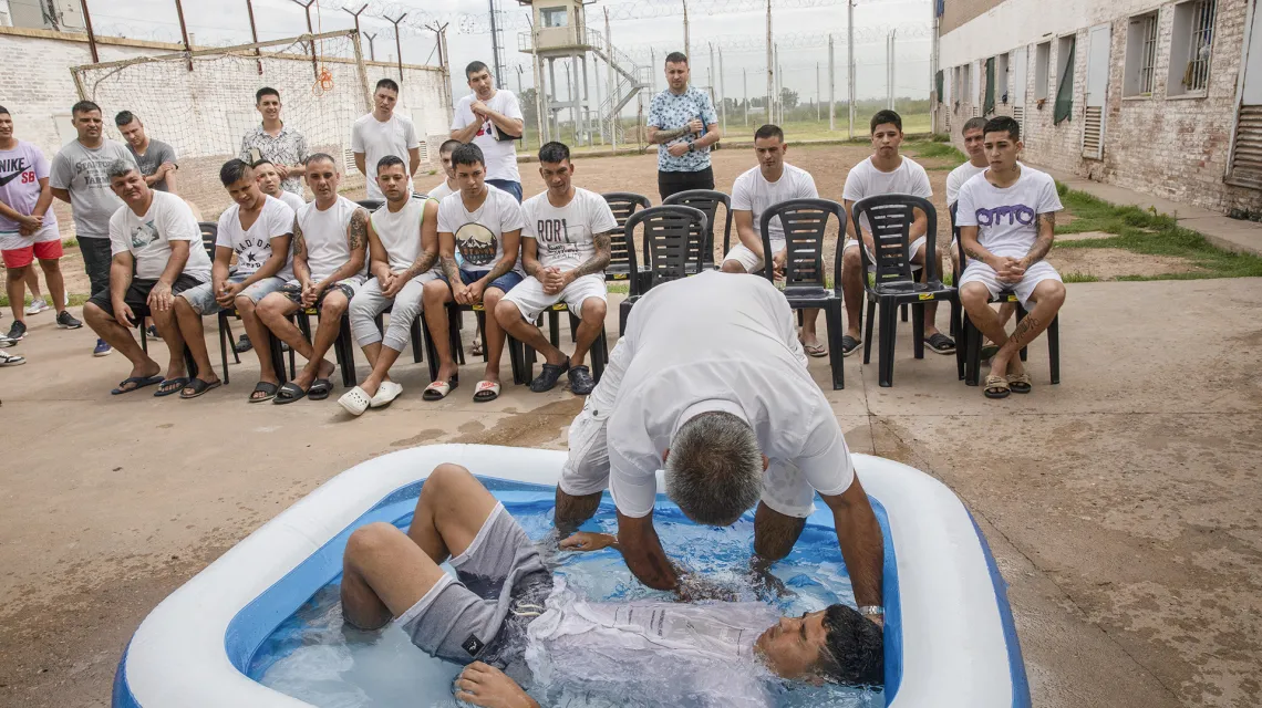 Pastor z kościoła Puerta del Cielo chrzci chłopców w więzieniu dla młodzieży. Piner, Argentyna, 11 grudnia 2022 r. / fot. Rodrigo Abd / AP / EAST NEWS