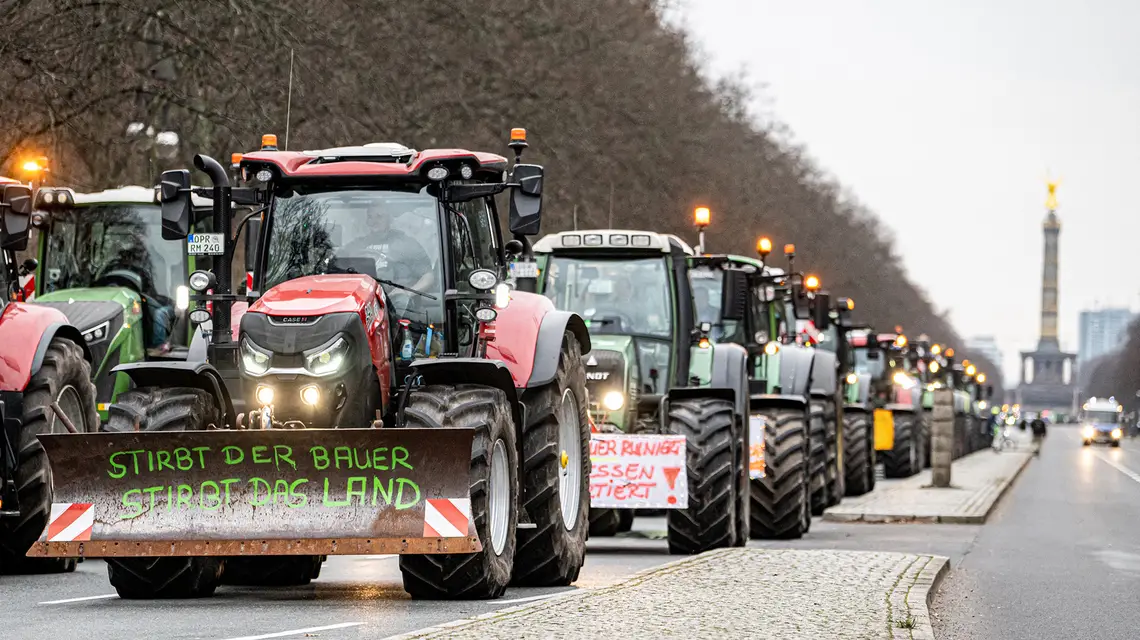 Niemieccy rolnicy z hasłem „Jeśli umrze rolnik, umrze kraj” blokują traktorami ulice Berlina. 18 grudnia 2023 r. / Fot. Fabian Sommer / DPA / AFP / East News