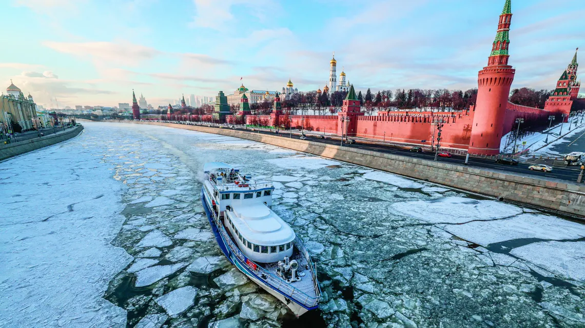 Rzeka Moskwa skuta lodem. Moskwa, 3 stycznia 2024 r.  / fot. VERA SAVINA / AFP / EAST NEWS