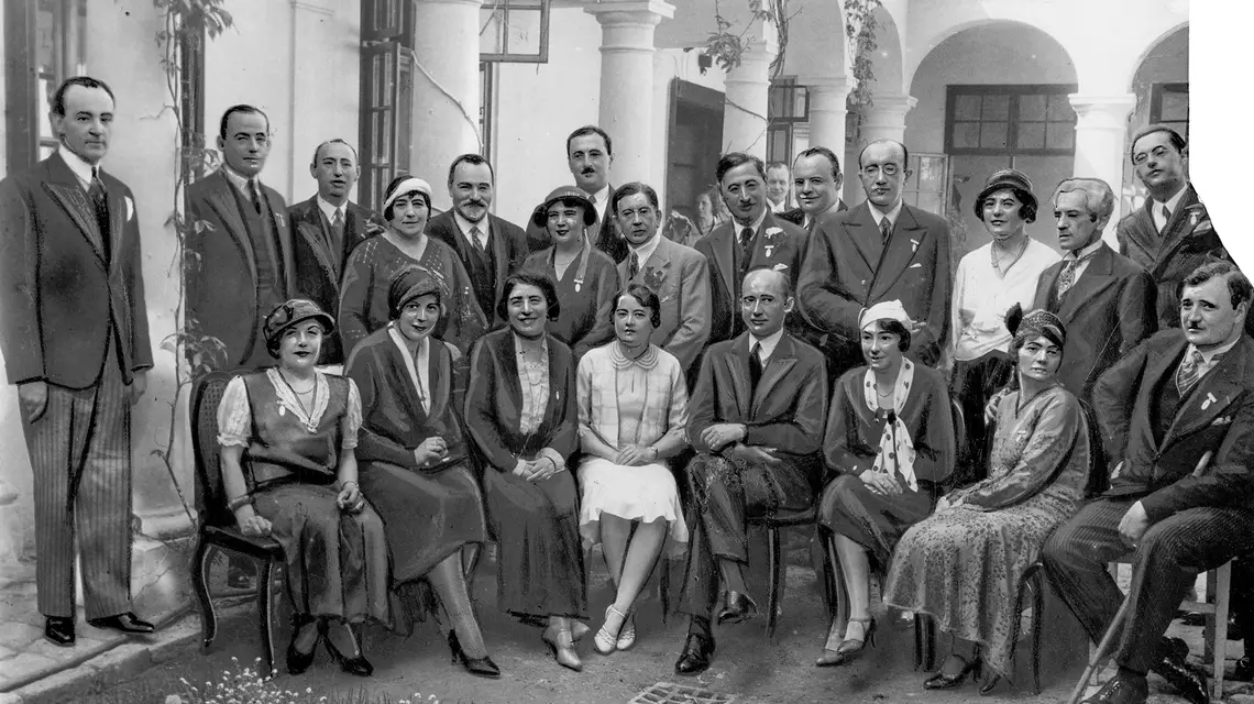 Polscy uczestnicy X kongresu PEN Clubów. Mieczysław Grydzewski drugi od lewej. Budapeszt, 1932 r. / Narodowe Archiwum Cyfrowe