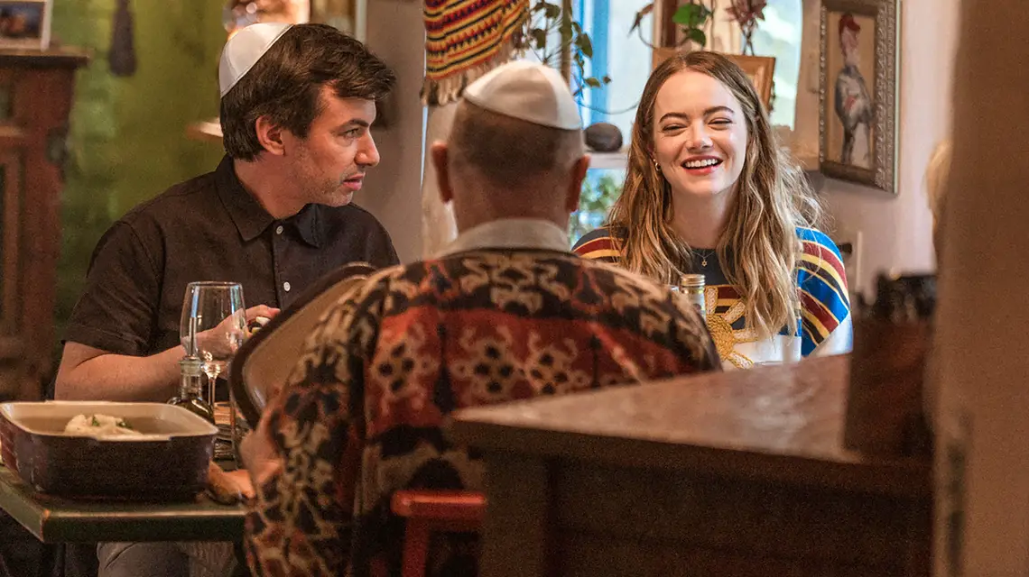 Nathan Fielder jako Asher Siegel, Corbin Bernsen jako Paul (tyłem) i Emma Stone jako Whitney Siegel w serialu „The Curse” („Klątwa”), sezon 1, 2023 r. // Materiały prasowe