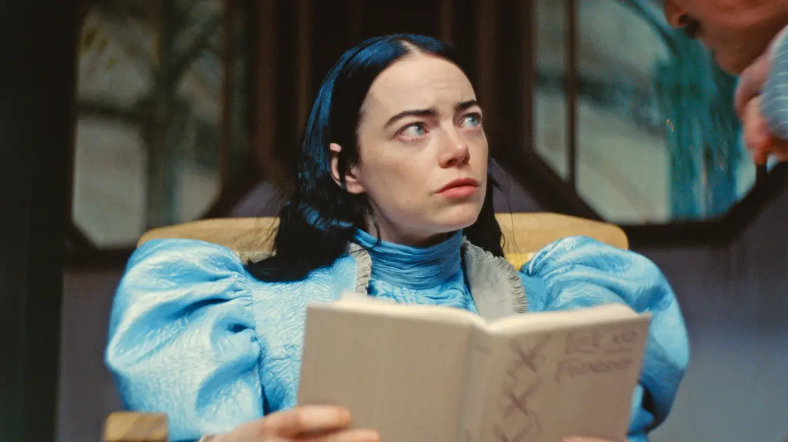 Emma Stone jako Bella Baxter w filmie „Biedne istoty”, 2023 r. // Materiały prasowe