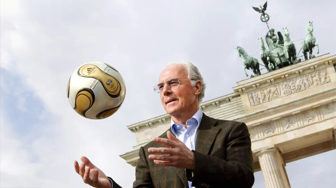 Franz Beckenbauer podczas prezentacji złotej piłki zaprojektowanej na finał Pucharu Świata 2006. Berlin, 18 kwietnia 2006 r. / Fot. Peer Grimm / EPA / PAP