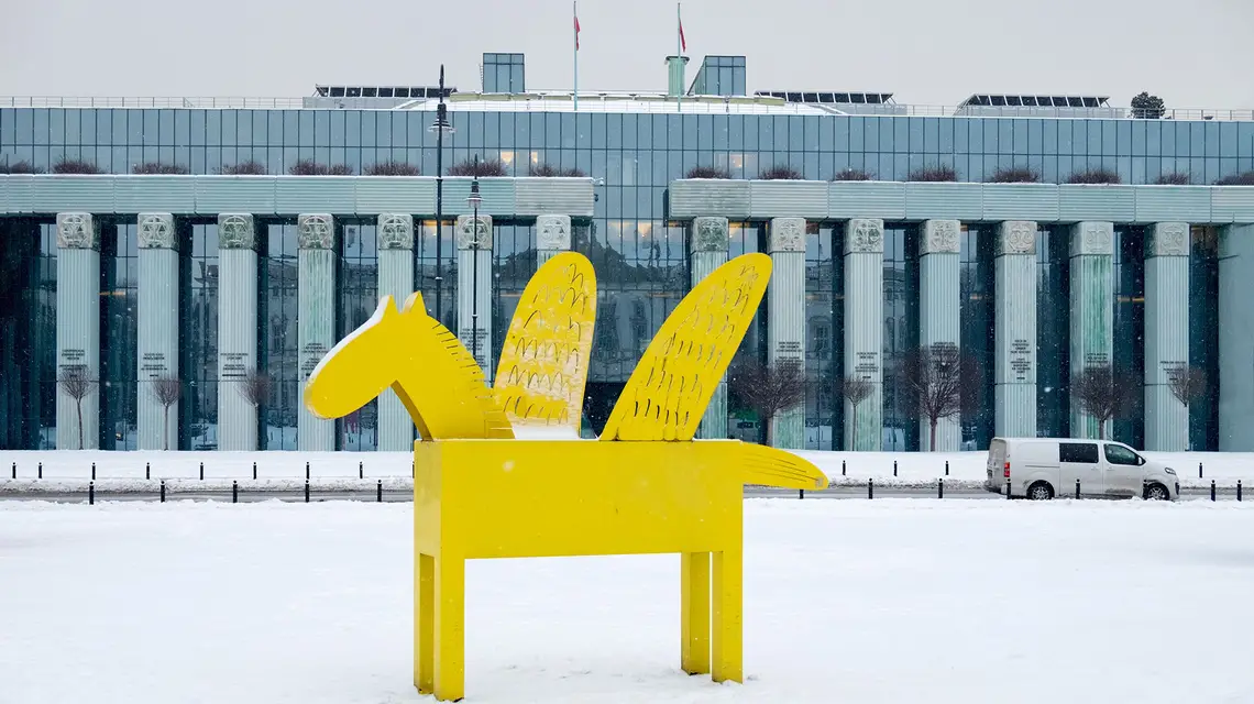 Wystawa plenerowa prac Beaty i Pawła Konarskich z okazji Roku Zbigniewa Herberta, budynek Sądu Najwyższego w Warszawie, luty 2021 r. // Fot. Marek Kowalczyk / REPORTER 
