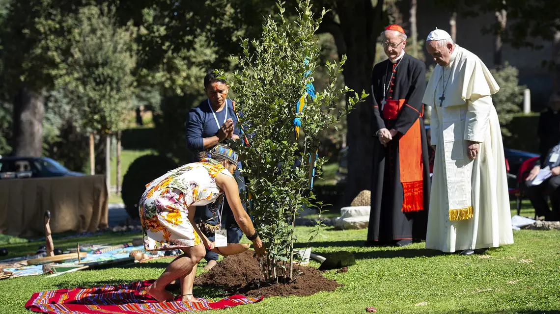 Zasadzenie dębu w ogrodach watykańskich z okazji Święta Stworzenia i Synodu Amazońskiego, październik 2019 r. // Fot. Antoine Mekary / Godong / East News