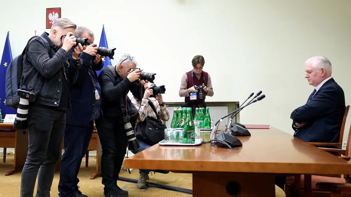 Jarosław Gowin w oczekiwaniu na rozpoczęcie obrad komisji śledczej ds. „wyborów kopertowych”, Warszawa, 9 stycznia 2024 r. // Fot. Michał Żebrowski / East News