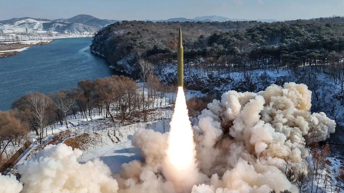 Test koreańskiej rakiety balistycznej średniego zasięgu na paliwo stałe, w Korei Północnej, zdjęcie oficjalne północnokoreańskiej agencji prasowej KCNA, 14 stycznia 2024 r. // Fot. KCNA / AFP / East News