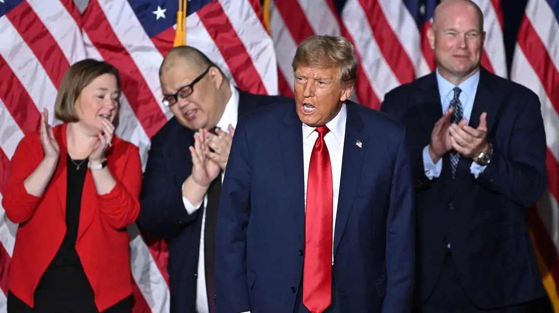 Donald Trump w czasie wieczoru wyborczego w Des Montes, Iowa, 15 stycznia 2024 r. // Fot. Jim Watson / AFP / East News