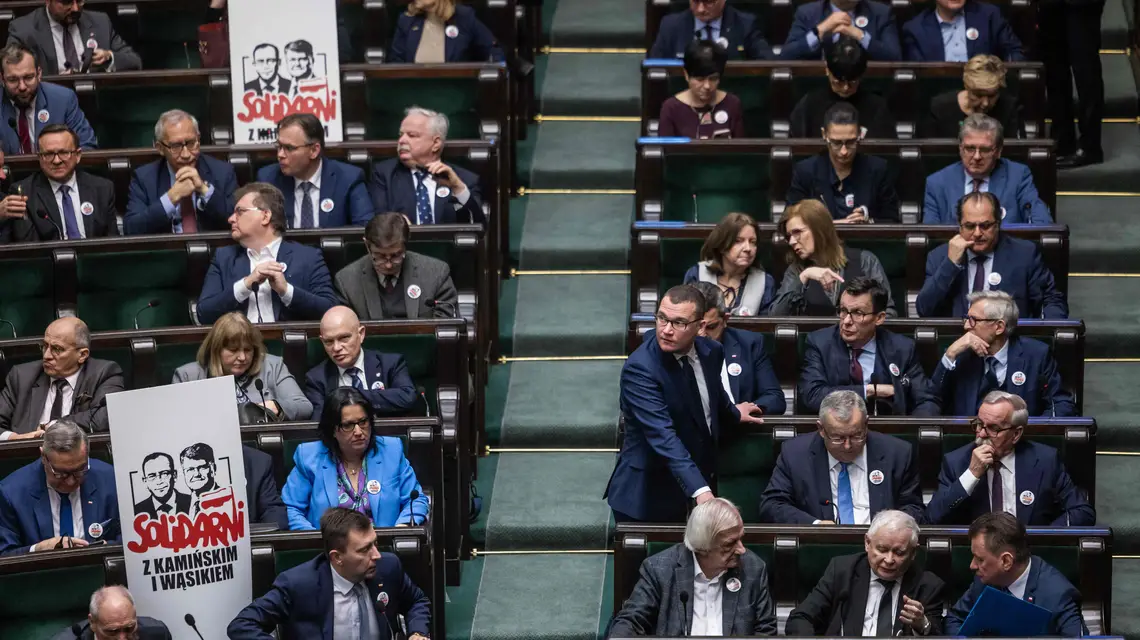 2. posiedzenie Sejmu X kadencji. Posłowie PiS przyszli na salę z banerami „Solidarni z Kamińskim i Wąsikiem” / fot. WOJTEK RADWANSKI/AFP/East News