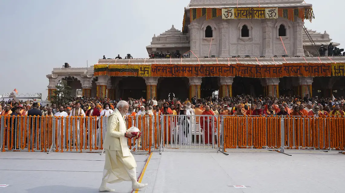 Premier Indii podczas ceremonii w hinduistycznej świątyni w Ajodhji, 22 stycznia 2024 r. // Fot. Rajesh Kumar Singh / AP / East News