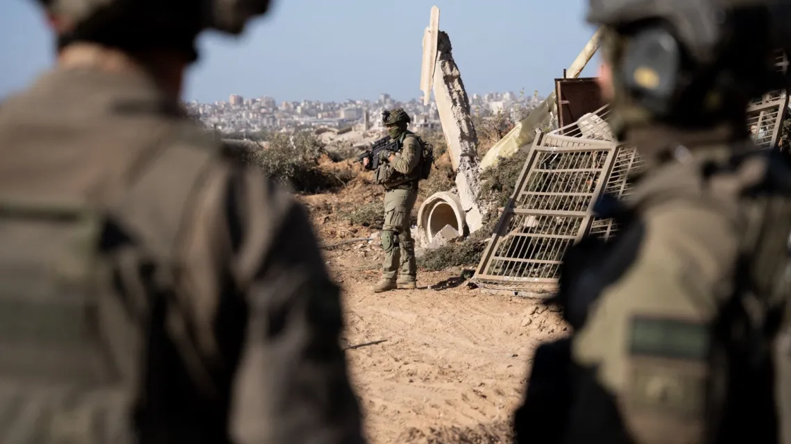 Izraelscy żołnierze podczas działań w Strefie Gazy, 22.1.2024 r. / fot. AFP PHOTO / Handout / Israeli Army