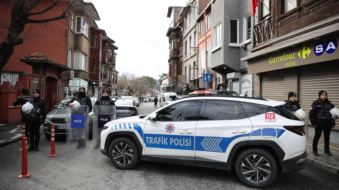 Policja blokuje drogę do kościoła Najświętszej Marii Panny chwilę po zamachu terrorystycznym, Stambuł, 28 stycznia 2024 r. // Fot. Bunyamin Celik / Anadolu / East News