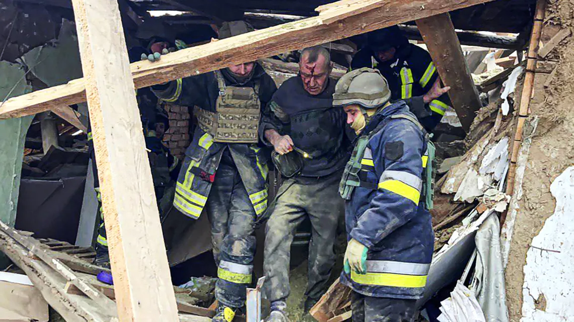Ratownicy pomagają mężczyźnie ataku rakietowym na osiedle mieszkalne w pobliżu Krzywego Rogu. Ukraina, 8 stycznia 2024 r. / Ukrainian Emergency Service / AP / EAST NEWS