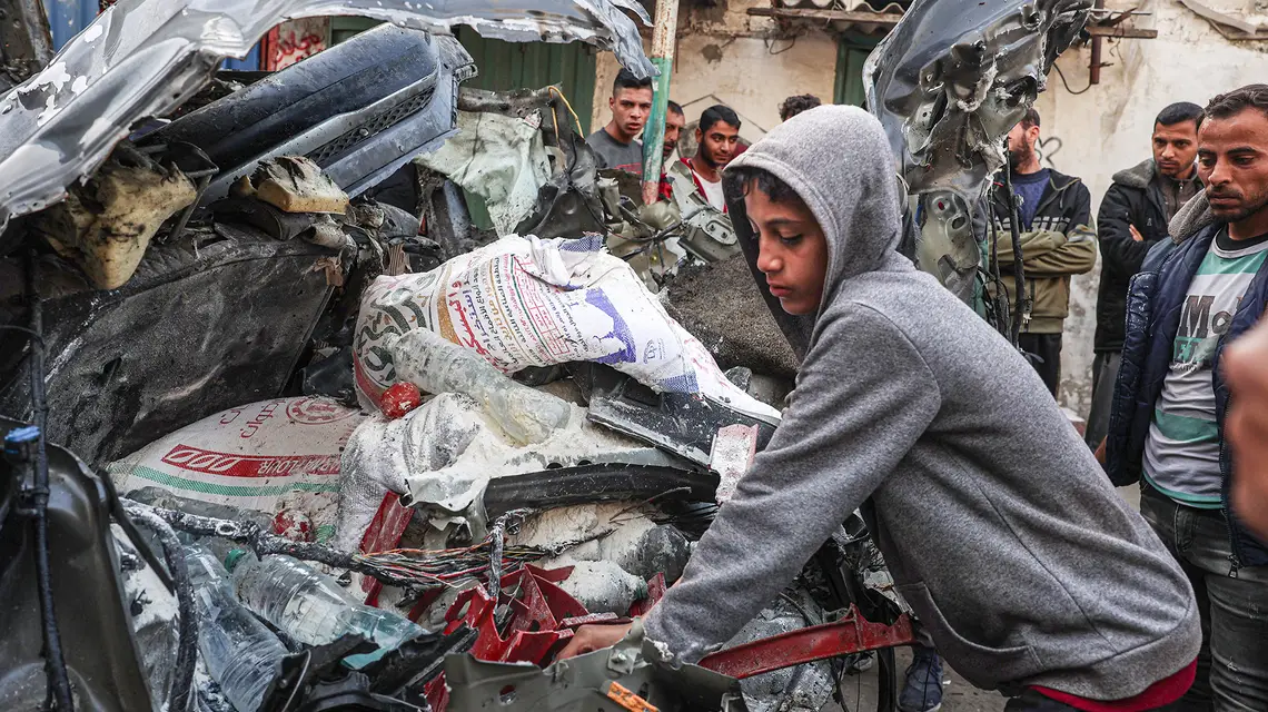 Po izraelskim bombardowaniu w Rafah. Strefa Gazy, 8 stycznia 2024 r. / Fot. AFP / East News