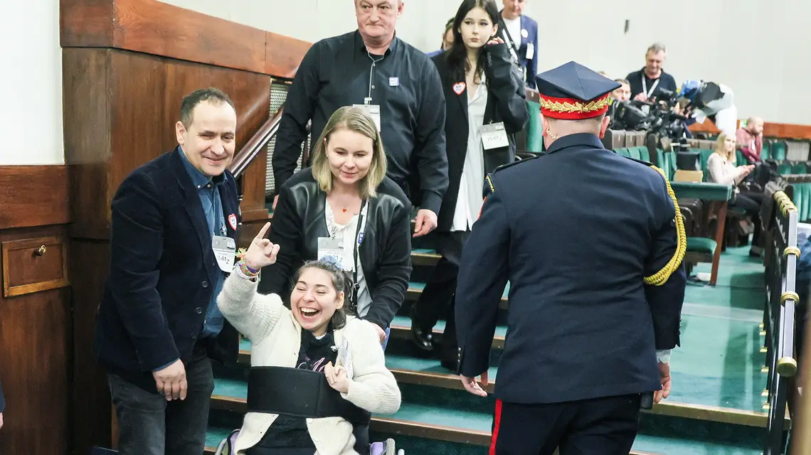 Osoby z niepełnosprawnościami w drodze na spotkanie z marszałkiem Sejmu. Warszawa, 25 stycznia 2024 r. / Fot. Wojciech Olkuśnik / East News