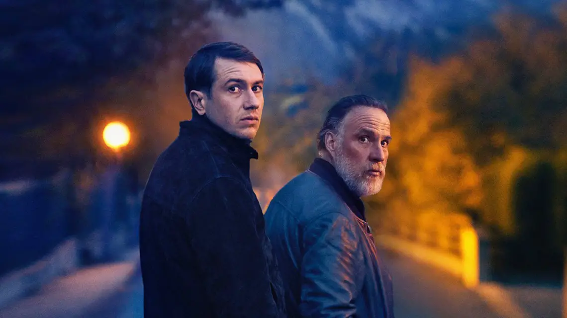 Bastien Bouillon i Bouli Lanners w filmie „Noc 12 października”, reż. Dominik Moll, 2022 r. / materiały prasowe HBO