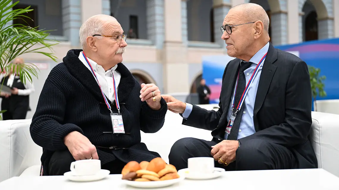 Od lewej: Nikita Michałkow i Andriej Konczałowski w oczekiwaniu na spotkanie z prezydentem Władimirem Putinem, Moskwa, 31 stycznia 2024 r. // Fot. Natalia Kolesnikova / AFP / Eeast News