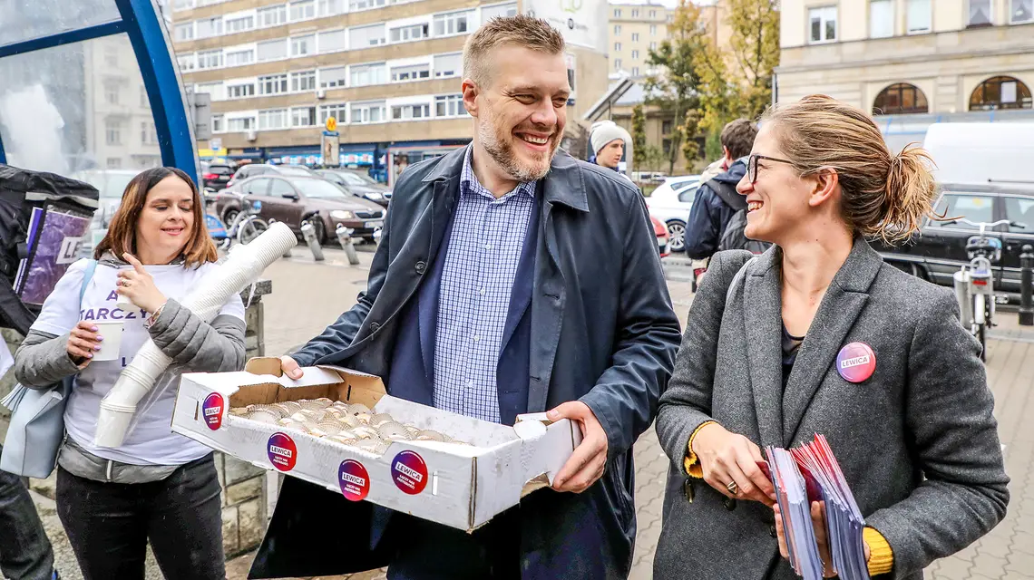 Adrian Zandberg i Magdalena Biejat rozdają drożdżówki w ramach kampanii wyborczej Lewicy. Warszawa, październik 2019 r. // Fot. Piotr Molecki / East News