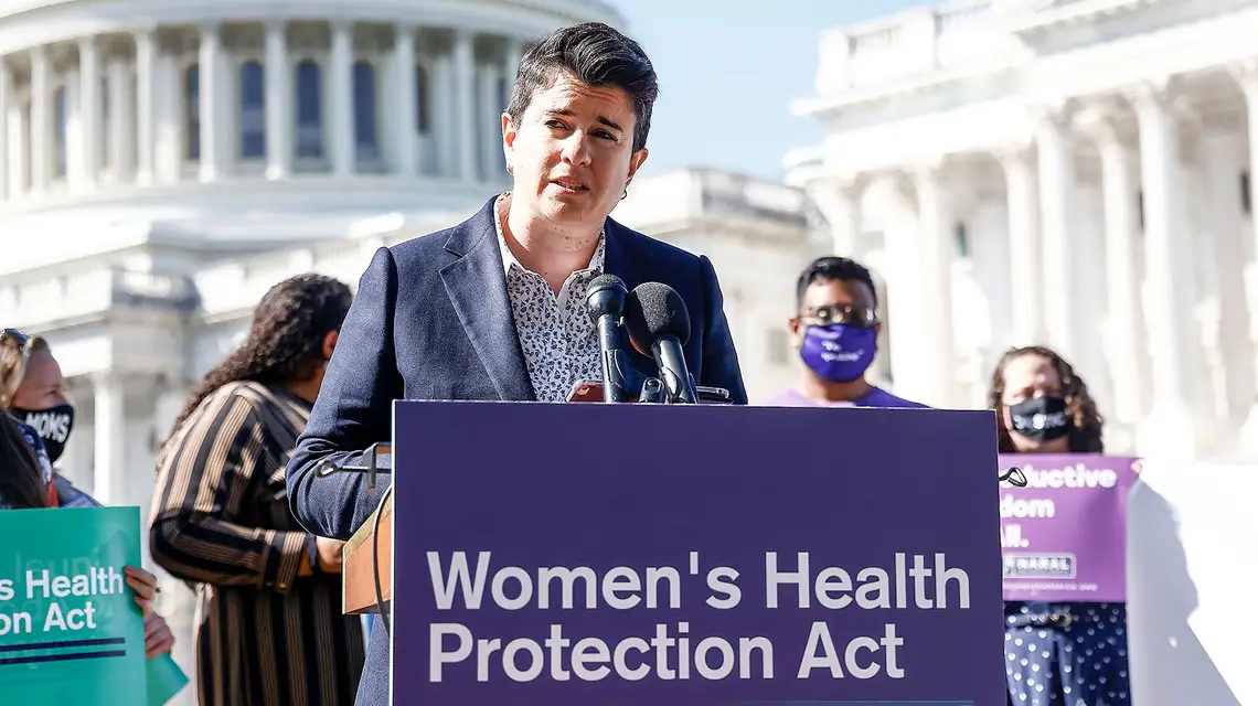 Jamie Manson, przewodnicząca ruchu Catholics for Choice, przemawia do ponad 400 tys. manifestantów popierających senacki projekt liberalizacji prawa aborcyjnego. Waszyngton, wrzesień 2021 r. // Fot. Paul Morigi / Getty Images