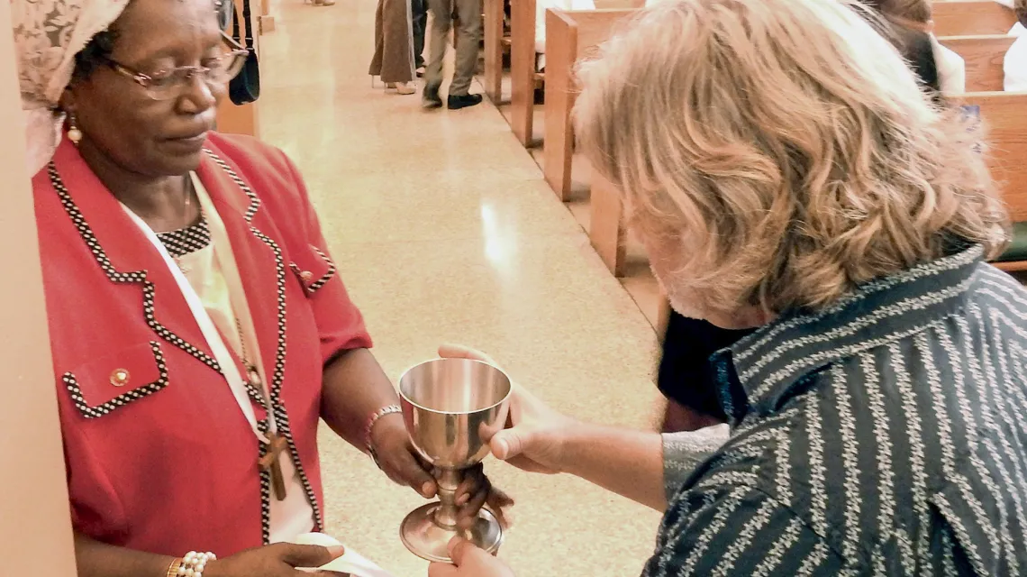 W kościole katolickim św. Franciszka Salezego w Sherman Oaks w Kalifroni kobiety w zastępstwie kapłanów wypełniają część ich obowiązków. Stany Zjednoczone, 7 maja 2016 r. / fot. Wojtek Laski / EAST NEWS