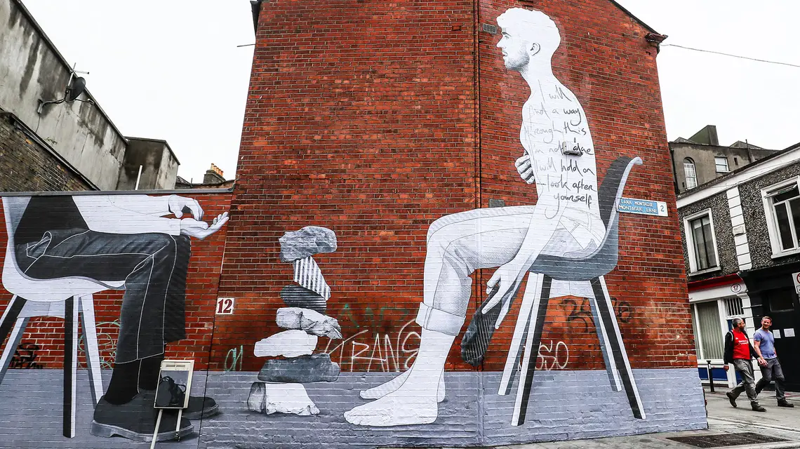Mural Joego Caslina zachęcający do korzystania z pomocy psychoterapeutów, Dublin, lipiec 2020 r. // Fot. Brian Lawless / PA Images / Forum