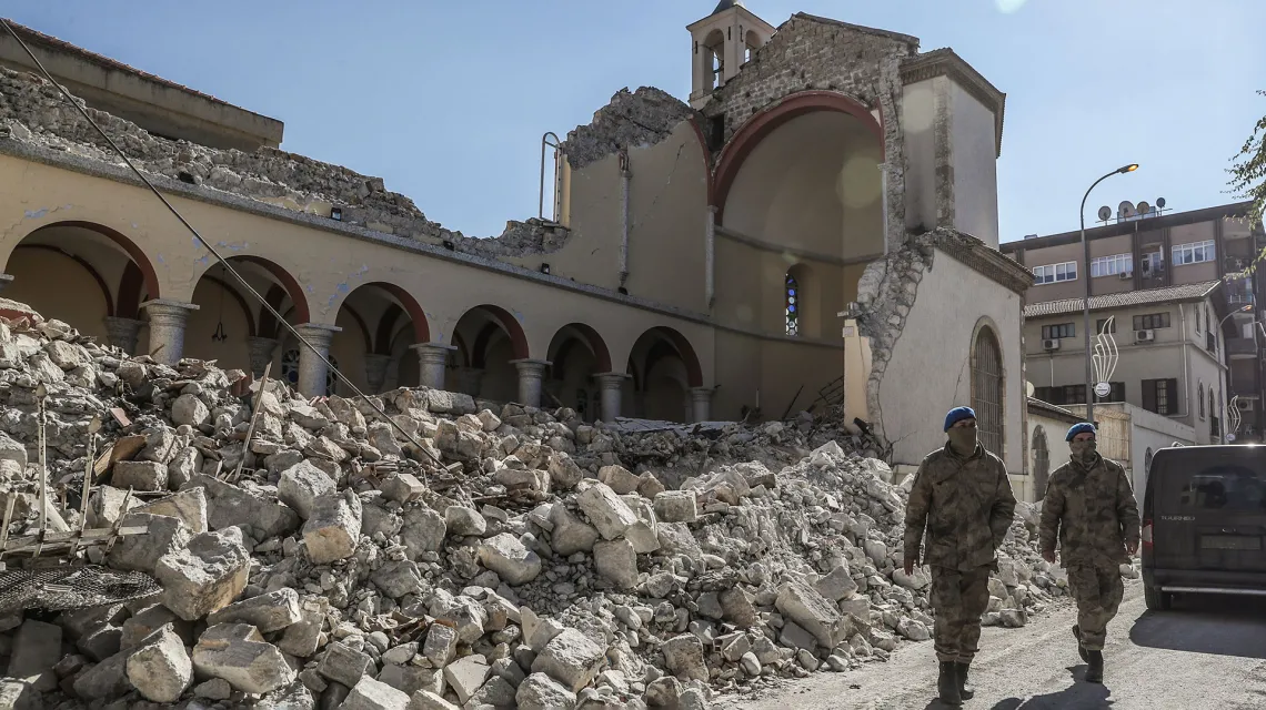 Zniszczony kościół Zwiastowania Najświętszej Maryi Panny w Iskenderun, Turcja, luty 2024 r. // Fot. Burak Kara / Getty Images