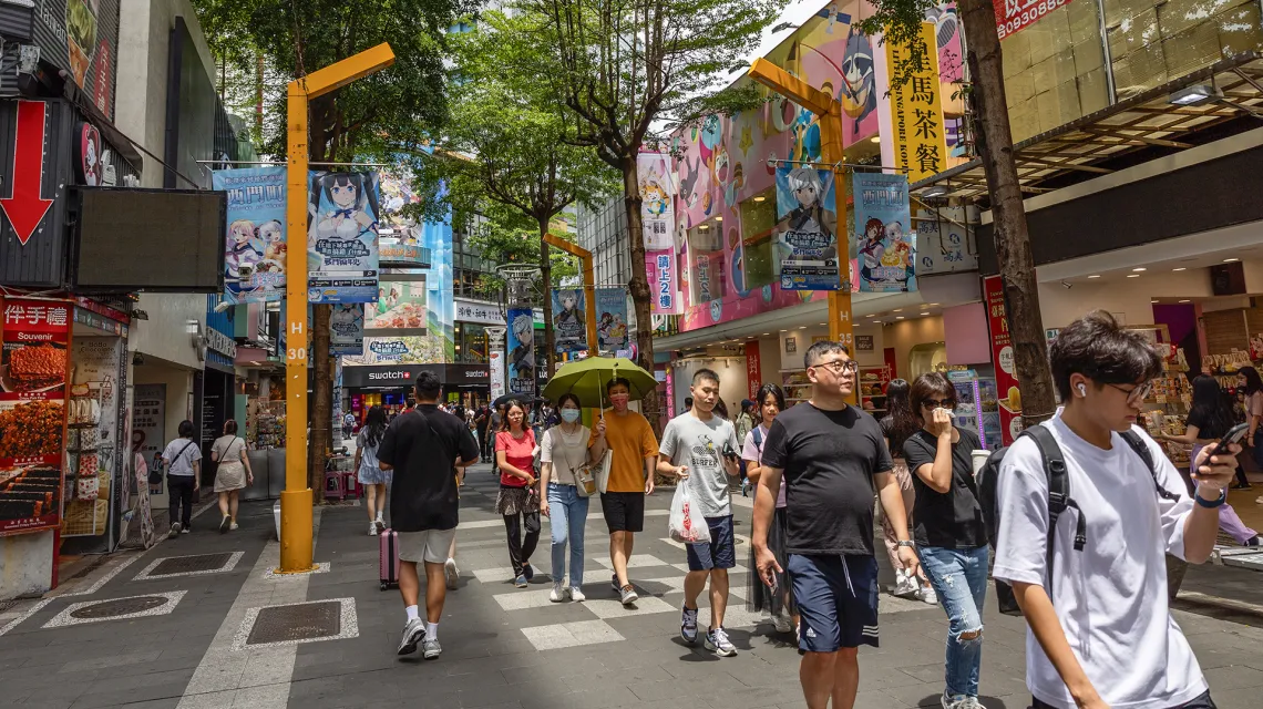 Tajwańczycy nie chcą zmieniać swojego stylu życia. Na zdjęciu jedna z handlowych ulic Taipei. 26 sierpnia 2023 r. / Eric Lafforgue/ Getty Images