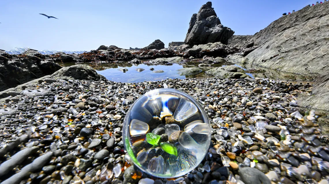 Plaża Glass nad Oceanem Spokojnym w Fort Bragg. Kalifornia, Stany Zjednoczone, 1 czerwca 2023 r. / fot. Tayfun Coskun / Anadolu Agency / Getty Images