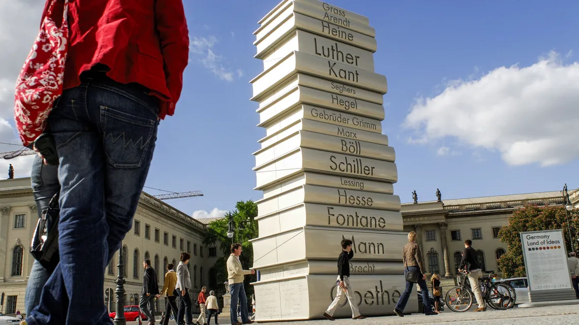 Dwunastometrowa rzeźba książek na Drodze Idei niedaleko Uniwersytetu Humboldtów w Berlinie, 2006 r. // Fot. Mario Weigt / Anzenberger / Forum