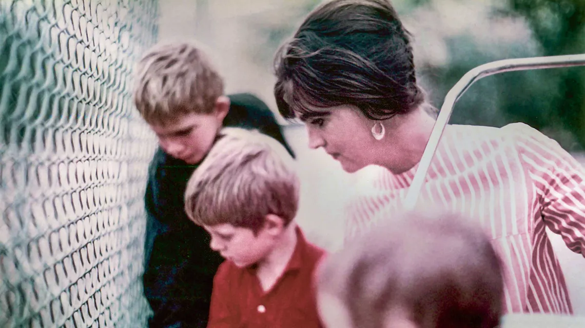 Lucia Berlin z synami, Markiem i Jeffem, w nowojorskim zoo, 1963 r. // Fot. materiały prasowe Wydawnictwa Czarne