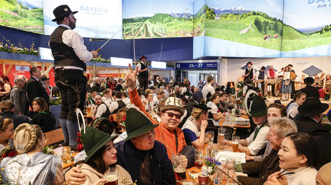 Stoisko wytwórców żywności z Bawarii na targach rolniczych Zielony Tydzień. Berlin, 19 stycznia 2024 r. / Fot. Sean Gallup / Getty Images