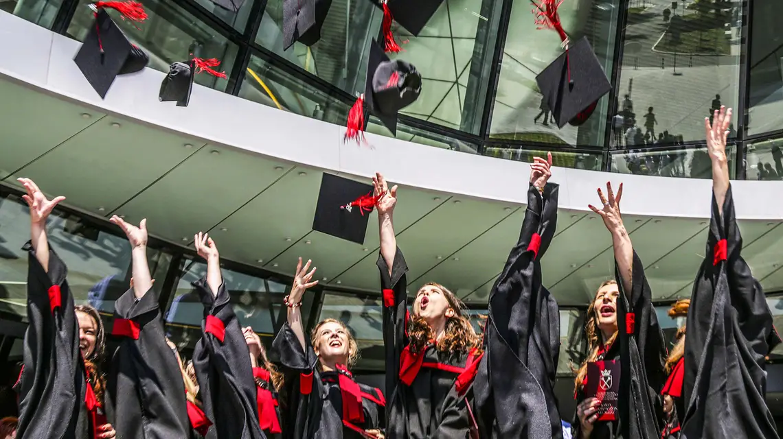 Absolwentki Wydziału Lekarskiego Collegium Medicum Uniwersytetu Jagiellońskiego, Kraków, lipiec 2015 r. // Fot. Beata Zawrzel / Reporter