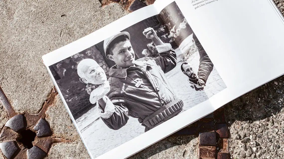 Łukasz Chotkowski, Zbigniew Libera "Stos zdjęć", Wydawnictwo Muzeum Sztuki Nowoczesnej w Warszawie // Fot. Marta Ejsmont / materiały prasowe MSN w Warszawie
