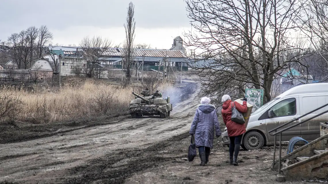 Okolice Awdijiwki po ukraińskiej stronie linii frontu, trzy dni po upadku miasta. Mimo ciężkich walk, w strefie frontowej przebywa wielu cywilów, którzy nie chcą lub nie mogą uciec. 20 lutego 2024 r. / Fot. Narciso Contreras / Anadolu ABACA / East News