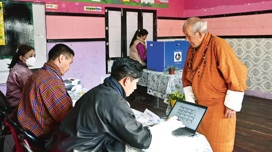 Mieszkańcy Bhutanu wciąż traktują demokrację nieufnie, frekwencja była niska. Na zdjęciu: głosowanie w stołecznym Thimphu, 9 stycznia 2024 r. / Fot. Kyodo News / Getty Images