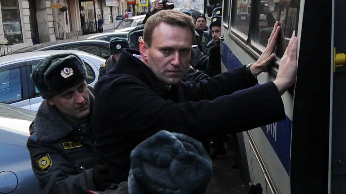Aleksiej Nawalny zatrzymany przez policję podczas demonstracji. Moskwa, 27.10.2012 / fot. AFP PHOTO / ANDREY SMIRNOV