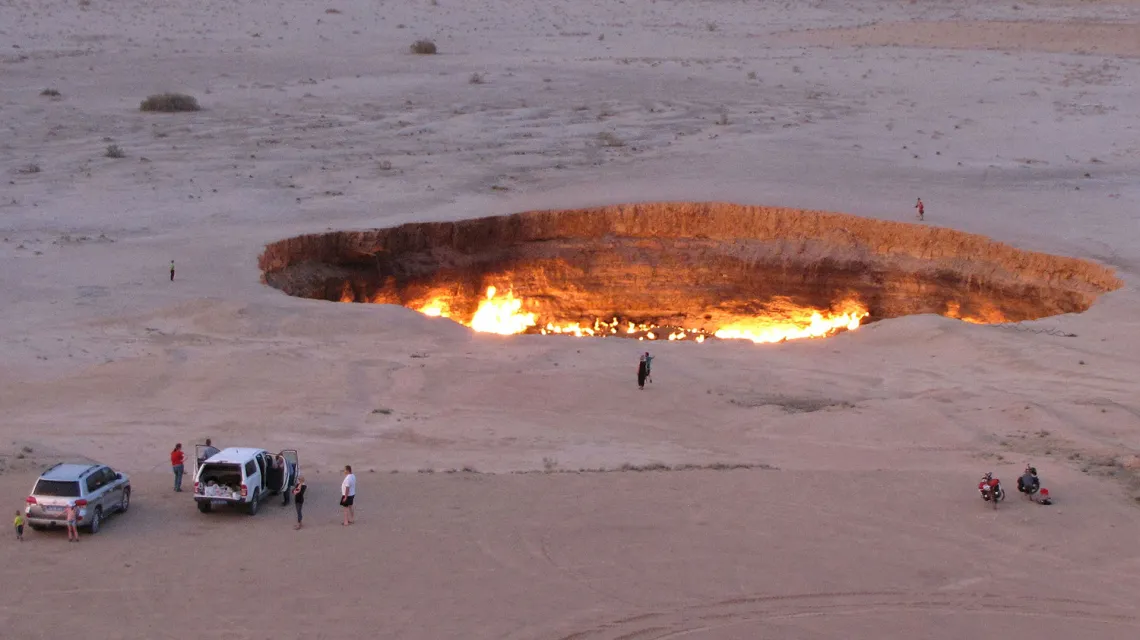 "Brama piekła" - płonący krater na pustyni Karakum, Tadżykistan, 2014 r. // Fot. IGOR SASIN / AFP / EAST NEWS