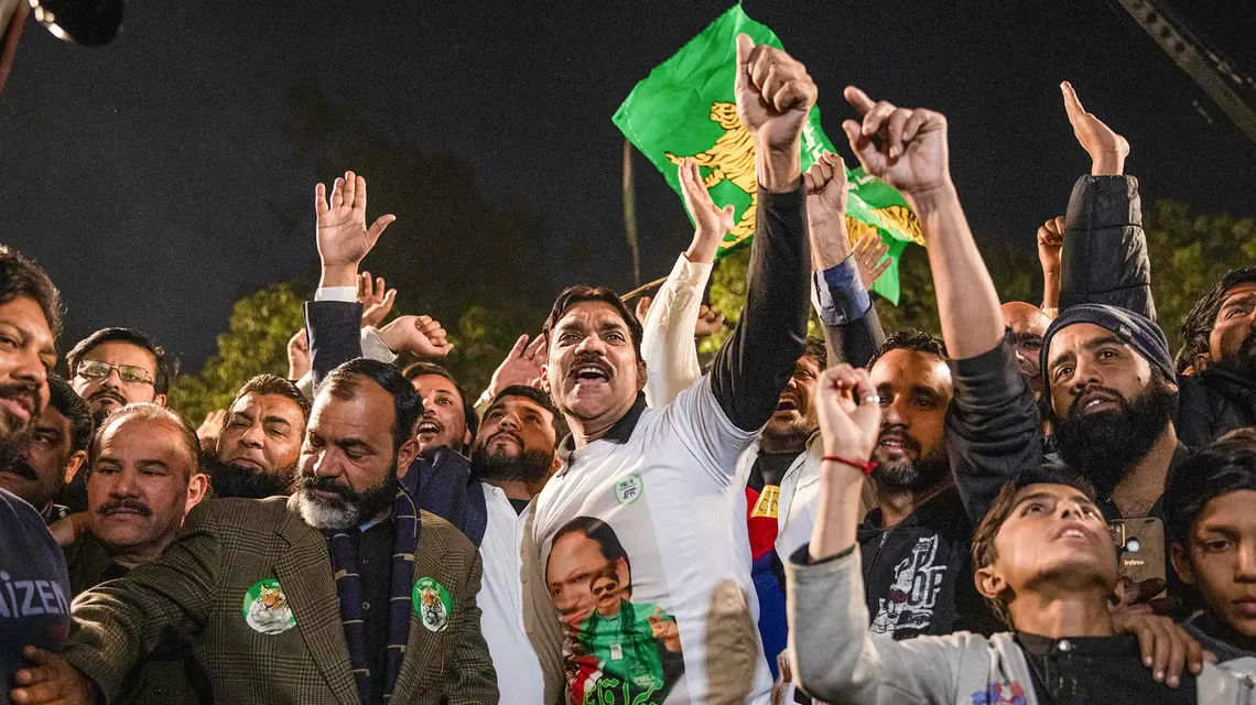 Zwolennicy byłego premiera Pakistanu Nawaza Sharifa oczekują na ogłoszenie wyniku wyborów. Lahaur, Pakistan, 9 lutego 2024 r. / Fot. Betsy Joles / Getty Images