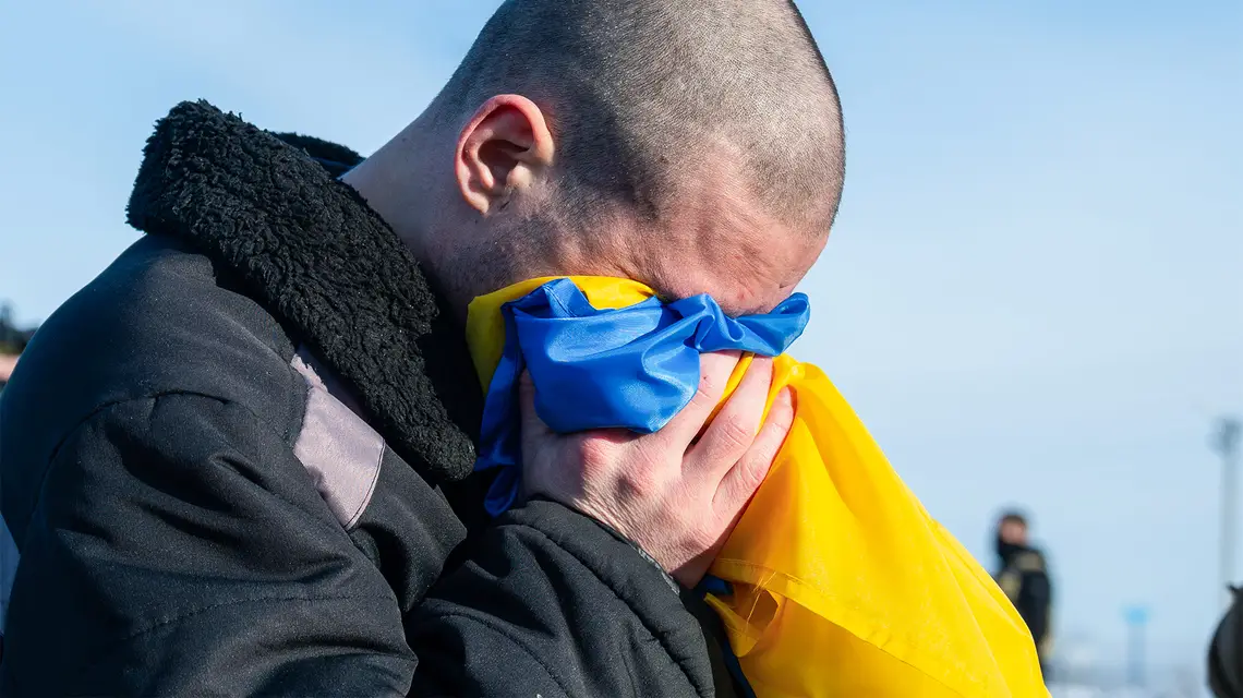 Ukraiński żołnierz, który właśnie wrócił z rosyjskiej niewoli. 31 stycznia 2024 r. / FOT. UKRAINIAN PRESIDENTIAL PRESS SERVICE / AFP / EAST NEWS