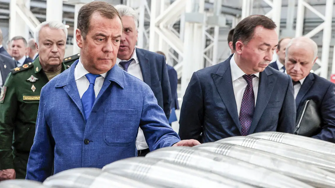 Dmitrij Miedwiediew odwiedza Doświadczalny Zakład Mechaniczny w obwodzie Tula. Rosja, 15 czerwca 2023 r. / Fot. Yekaterina Shtukina / AFP / East News