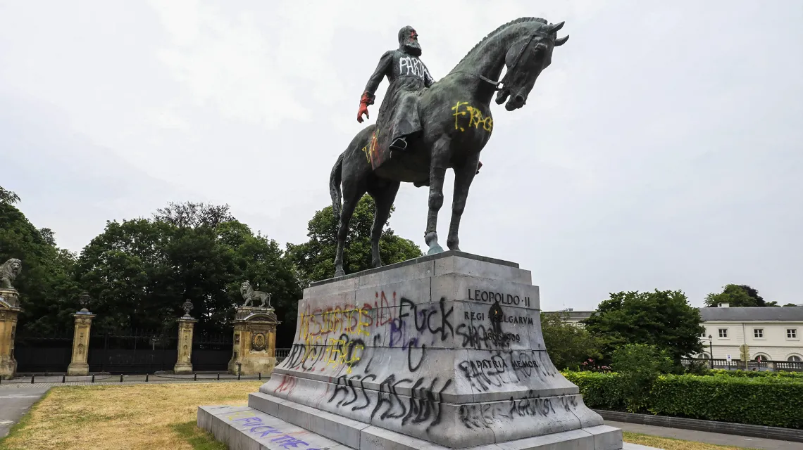 W czerwcu 2020 r. aktywiści zdewastowali pomnik Leopolda II stojący przed pałacem królewskim w Brukseli. Król współodpowiadał za śmierć 10 mln Kongijczyków. Bruksela, 10 czerwca 2020 r.  / Fot. Thierry Roge / AFP / EAST NEWS