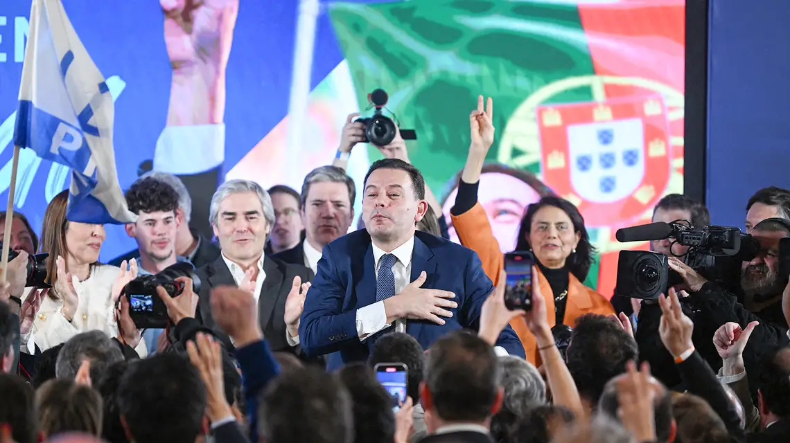 Luís Montenegro, lider Portugalskiej Partii Socjaldemokratycznej (PSD) i Sojuszu Demokratycznego (AD) przemawia po wyborach powszechnych. Lizbona, 11 marca 2024 r. / Fot. Stringer / Anadolu / AFP / East News