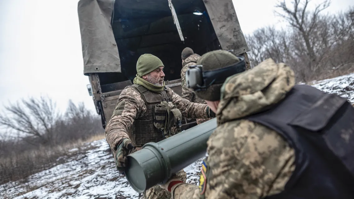Ukraińscy żołnierze rozładowują ładunki wybuchowe na stanowisku bojowym w kierunku Bachmutu. Obwód doniecki, 22 lutego 2024 r. / Diego Herrera Carcedo / ANADOLU / AFP / EAST NEWS