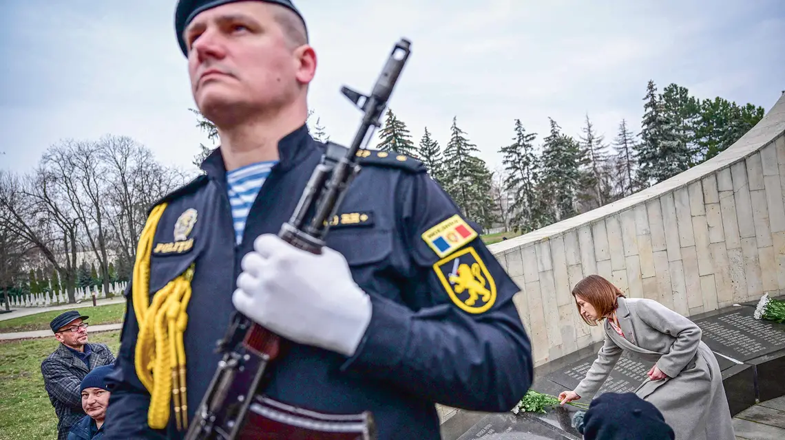 Kolejna demonstracja asertywności: prezydent Maia Sandu składa kwiaty przed Pomnikiem Matki Bolesnej, który upamiętnia Mołdawian poległych w wojnie z Rosją i Naddniestrzem w latach 1990-92. W jej wyniku Naddniestrze odłączyło się wtedy od Mołdawii. Kiszyniów, 2 marca 2024 r. // Fot. DANIEL MIHAILESCU / AFP / EAST NEWS