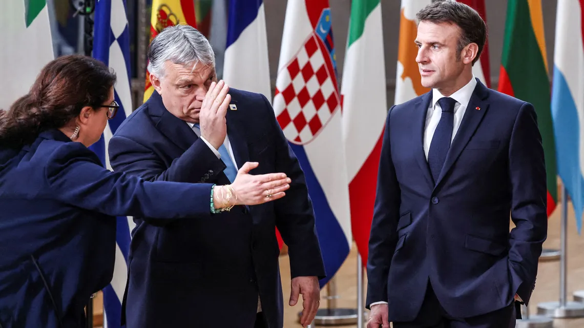 Viktor Orban, premier Węgier i Emmanuel Macron, prezydent Francji w drodze na salę obrad Rady Europejskiej, Bruksela, 22 marca 2024 r. // Fot. Yves Herman / Reuters / Forum