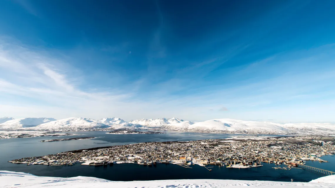 Panorama na miasto Tromsow, Norwegia. / fot. Renato Granieri / Alamy / BE&W